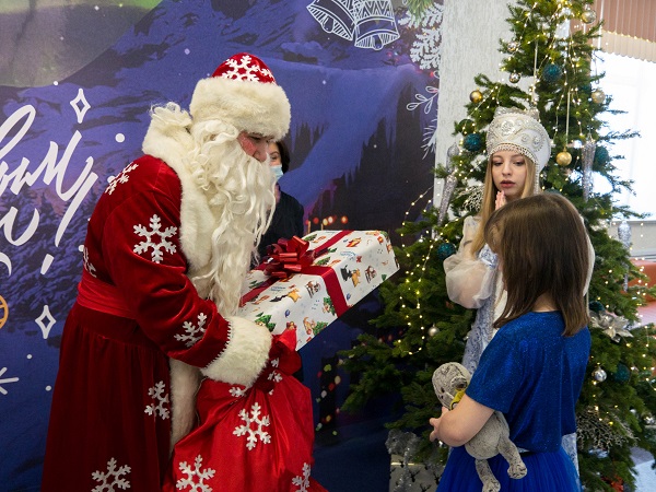 Santa Claus presented gifts to children of USATU employees